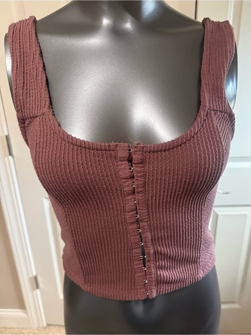 BKE Ribbed Hook-Front Crop Top - Mauve Brown
